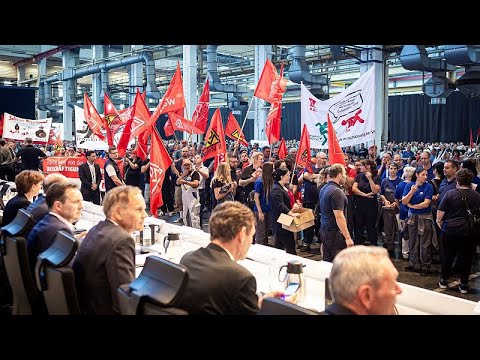 Volkswagen, operai contro l’azienda per la possibile chiusura di stabilimenti in Germania Volkswagen, operai contro l’azienda per la possibile chiusura di stabilimenti in Germania