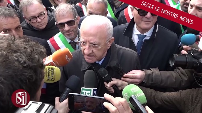 De Luca offende la Meloni: “Senza soldi non si lavora. Str***a, lavori lei” De Luca offende la Meloni: “Senza soldi non si lavora. Str***a, lavori lei”