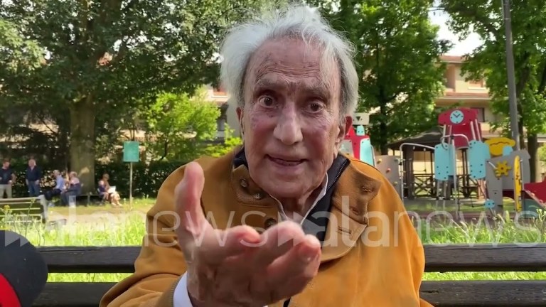 Emilio Fede al parco durante funerali di Berlusconi: “Troppo dolore” Emilio Fede al parco durante funerali di Berlusconi: “Troppo dolore”