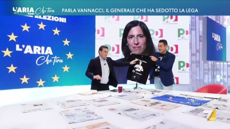 Il Generale Roberto Vannacci regala a David Parenzo la maglietta ‘Metti una Decima’: “So che … Il Generale Roberto Vannacci regala a David Parenzo la maglietta ‘Metti una Decima’: “So che …