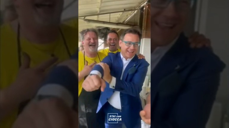 Il leghista Ciocca: «Questo è per gli insetti di von der Leyen», e fa il gesto dell’ombrello #shorts Il leghista Ciocca: «Questo è per gli insetti di von der Leyen», e fa il gesto dell’ombrello #shorts