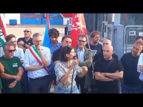 Iia, Elly Schlein davanti ai cancelli dell’ex Breda a Bologna: “Questo sito non può chiudere…” Iia, Elly Schlein davanti ai cancelli dell’ex Breda a Bologna: “Questo sito non può chiudere…”