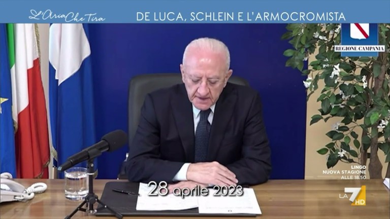 Vincenzo De Luca su Elly Schlein e l’armocromia: “300 euro, cacchio! Per la metà sarei in … Vincenzo De Luca su Elly Schlein e l’armocromia: “300 euro, cacchio! Per la metà sarei in …