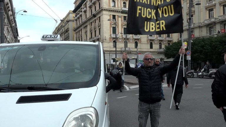 Tassisti in piazza contro i privati e contro il Comune di Napoli Tassisti in piazza contro i privati e contro il Comune di Napoli