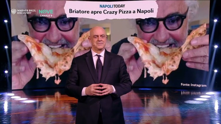 Crozza “Incredibile a dirsi ma in Campania c’erano tracce di umanità ben prima di De Luca” Crozza “Incredibile a dirsi ma in Campania c’erano tracce di umanità ben prima di De Luca”