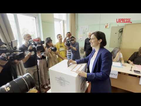 Europee, Elly Schlein vota a Bologna: la matita si rompe e deve cambiarla Europee, Elly Schlein vota a Bologna: la matita si rompe e deve cambiarla