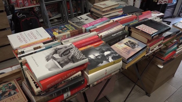 Napoli, “non ci sono più turisti”: chiude la libreria di Via Duomo Napoli, “non ci sono più turisti”: chiude la libreria di Via Duomo