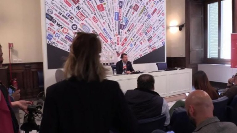 Salvini contestato alla Stampa Estera su cannabis legale, il ministro: “Fate l’amore, non le canne” Salvini contestato alla Stampa Estera su cannabis legale, il ministro: “Fate l’amore, non le canne”