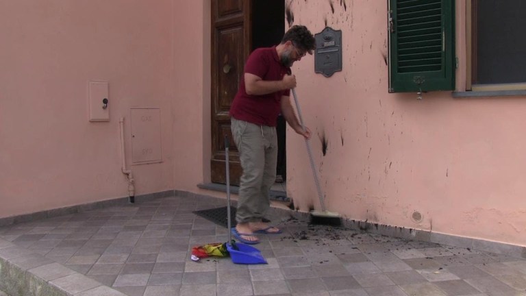 Pisa, bruciata bandiera arcobaleno alla finestra della camera di famiglia gay: solidarietà del paese Pisa, bruciata bandiera arcobaleno alla finestra della camera di famiglia gay: solidarietà del paese