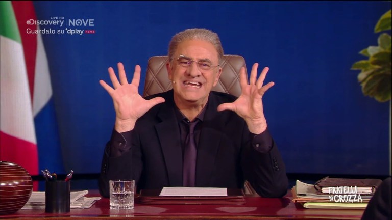 Crozza De Luca “In Campania per essere assunti serve essere reato-muniti” Crozza De Luca “In Campania per essere assunti serve essere reato-muniti”