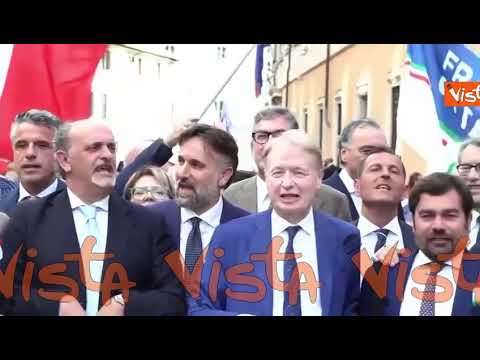 I senatori di Fratelli d’Italia cantano Fratelli d’Italia in piazza dopo il voto sul Premierato I senatori di Fratelli d’Italia cantano Fratelli d’Italia in piazza dopo il voto sul Premierato