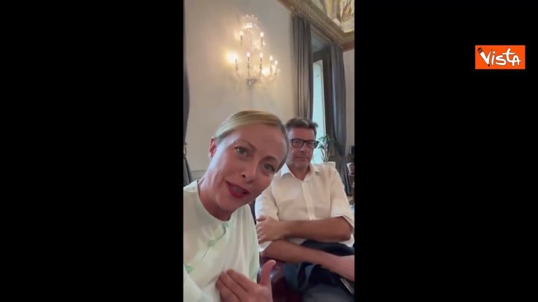Giorgia Meloni smentisce la stampa insieme a Giorgetti: “No, non aboliremo l’assegno unico” Giorgia Meloni smentisce la stampa insieme a Giorgetti: “No, non aboliremo l’assegno unico”