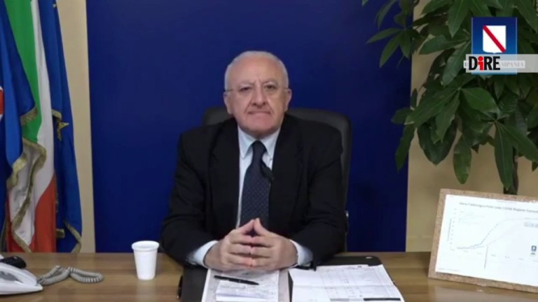 Vincenzo De Luca: “Feste di laurea? Vi mando i carabinieri con il lanciafiamme” Vincenzo De Luca: “Feste di laurea? Vi mando i carabinieri con il lanciafiamme”