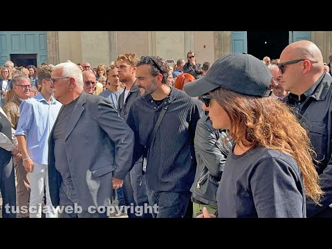 Ronciglione – I funerali di Nadia Ferrari, mamma del cantante Marco Mengoni Ronciglione – I funerali di Nadia Ferrari, mamma del cantante Marco Mengoni