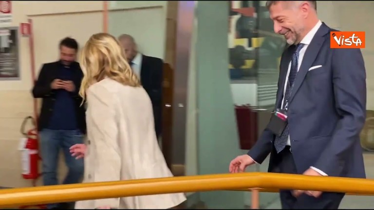 Giorgia Meloni scappa al bagno dopo 3 ore di conferenza: “Non resisto, scusatemi” Giorgia Meloni scappa al bagno dopo 3 ore di conferenza: “Non resisto, scusatemi”