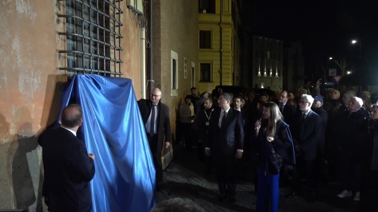 Shoah, svelato a Portico d’Ottavia murales Segre e Modiano Shoah, svelato a Portico d’Ottavia murales Segre e Modiano