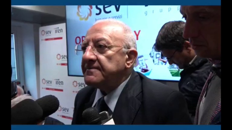 Emergenza rifiuti in Campania, De Luca: “Ne stiamo uscendo bene” (03.10.19) Emergenza rifiuti in Campania, De Luca: “Ne stiamo uscendo bene” (03.10.19)