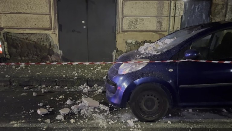 Terremoto a Napoli, danni ad abitazioni e gente in strada: “Ho temuto di morire” Terremoto a Napoli, danni ad abitazioni e gente in strada: “Ho temuto di morire”