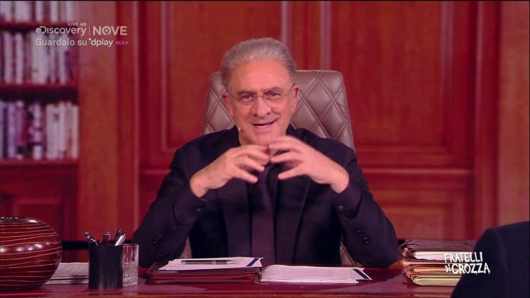 Crozza De Luca “Aggreditemi, feritemi, datemi addosso a me e alla Campania” Crozza De Luca “Aggreditemi, feritemi, datemi addosso a me e alla Campania”
