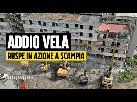 Napoli, abbattuta la Vela Gialla di Scampia. Al suo posto case per 500 famiglie Napoli, abbattuta la Vela Gialla di Scampia. Al suo posto case per 500 famiglie