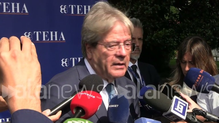Ue, Gentiloni: “In Italia crescita limitata ma non siamo in stagnazione come altri in Europa” Ue, Gentiloni: “In Italia crescita limitata ma non siamo in stagnazione come altri in Europa”
