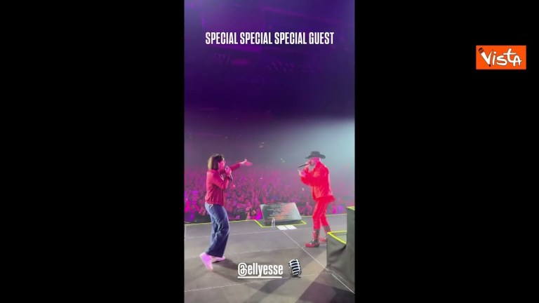 Elly Schlein sale sul palco e duetta con J-Ax la canzone “Così com’è” Elly Schlein sale sul palco e duetta con J-Ax la canzone “Così com’è”