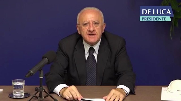 De Luca: “Salvini nell’ospedale di Salerno con il capo dei venditori di cocco” De Luca: “Salvini nell’ospedale di Salerno con il capo dei venditori di cocco”