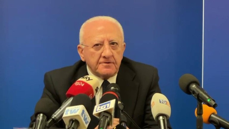 De Luca ironizza: “Orgoglioso dell’attenzione di Meloni, ha rapporti coi potenti: Musk, Donzelli…” De Luca ironizza: “Orgoglioso dell’attenzione di Meloni, ha rapporti coi potenti: Musk, Donzelli…”
