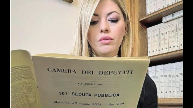 LA CONSIGLIERA (NON) CONSIGLIERA DI SANGIULIANO? ARRIVA L’INTERROGAZIONE PARLAMENTARE DELLA SX LA CONSIGLIERA (NON) CONSIGLIERA DI SANGIULIANO? ARRIVA L’INTERROGAZIONE PARLAMENTARE DELLA SX