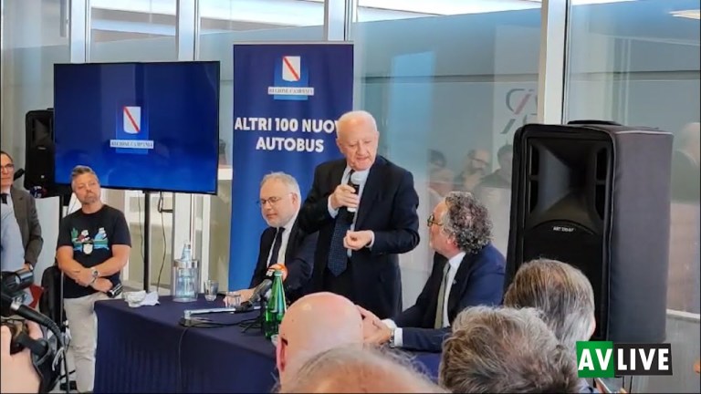 Avellino, De Luca presenta i nuovi bus dell’Air Campania: “Stiamo combattendo per la nostra dignità” Avellino, De Luca presenta i nuovi bus dell’Air Campania: “Stiamo combattendo per la nostra dignità”