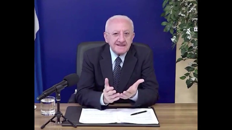 DE LUCA SU SANGIULIANO: “É UN CERIMONIERE COMPULSIVO, INVITATELO A COMUNIONI E BATTESIMI” DE LUCA SU SANGIULIANO: “É UN CERIMONIERE COMPULSIVO, INVITATELO A COMUNIONI E BATTESIMI”