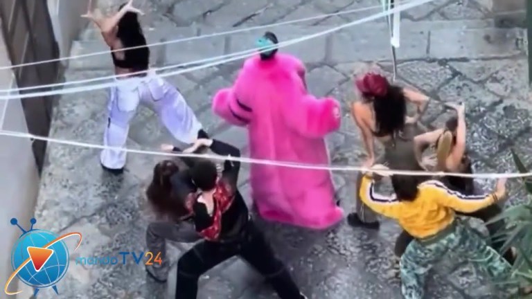 Rose Villain il video musicale tra le vie di Napoli, le immagini Rose Villain il video musicale tra le vie di Napoli, le immagini