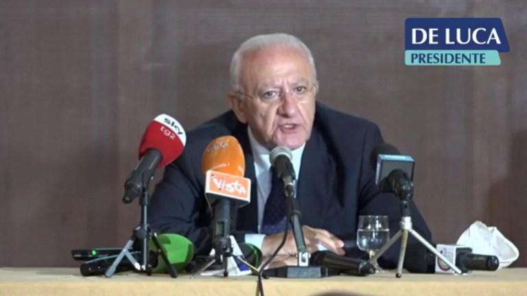Regionali Campania, De Luca vince e attacca: “In Italia sottovalutata la ripresa dell’epidemia” Regionali Campania, De Luca vince e attacca: “In Italia sottovalutata la ripresa dell’epidemia”
