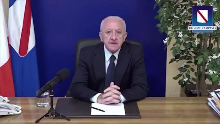 De Luca: “Piano di 400 milioni da Regione Campania, voucher e bollette acqua bloccate” De Luca: “Piano di 400 milioni da Regione Campania, voucher e bollette acqua bloccate”