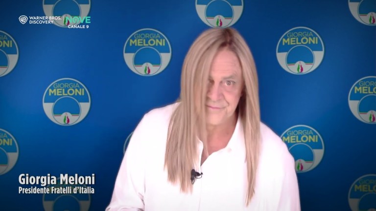 Crozza diventa Giorgia Meloni: “Ora che ci staccano il gas mi tocca governare” Crozza diventa Giorgia Meloni: “Ora che ci staccano il gas mi tocca governare”