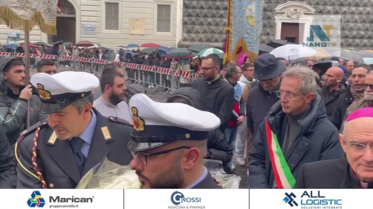 Napoli- Piazza del Gesu’- Come ogni 8 dicembre l’omaggio delle rose alla statua della Madonna Napoli- Piazza del Gesu’- Come ogni 8 dicembre l’omaggio delle rose alla statua della Madonna