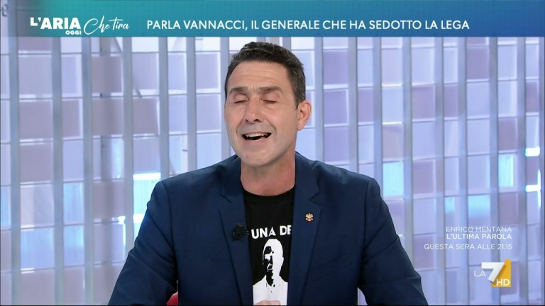 Generale Roberto Vannacci: “Inquadratemi, una signora mi ha dato del turco e kebabbaro ma non … Generale Roberto Vannacci: “Inquadratemi, una signora mi ha dato del turco e kebabbaro ma non …