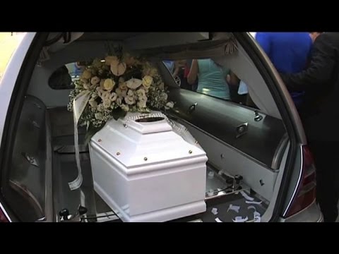 Ad Alcamo i funerali di Lorenz, morto a 5 anni per overdose Ad Alcamo i funerali di Lorenz, morto a 5 anni per overdose