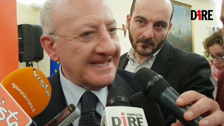 De Luca: “Assumiamo 7600 nuovi dipendenti per la sanità della Campania” De Luca: “Assumiamo 7600 nuovi dipendenti per la sanità della Campania”