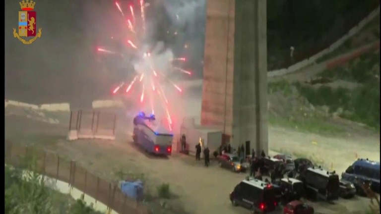 No Tav, operazione all’alba della digos: ecco le immagini degli assalti al cantiere No Tav, operazione all’alba della digos: ecco le immagini degli assalti al cantiere