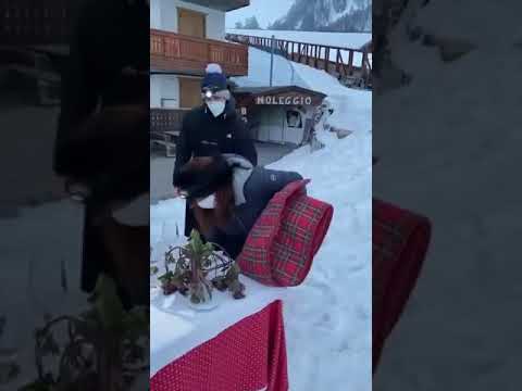 Giorgia Meloni: Video simbolico di protesta a Bergamo contro le assurde disposizioni del governo Giorgia Meloni: Video simbolico di protesta a Bergamo contro le assurde disposizioni del governo