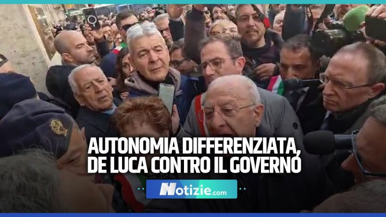 Autonomia, De Luca in piazza a Roma: “Il governo chieda scusa”. Tensioni con la polizia Autonomia, De Luca in piazza a Roma: “Il governo chieda scusa”. Tensioni con la polizia
