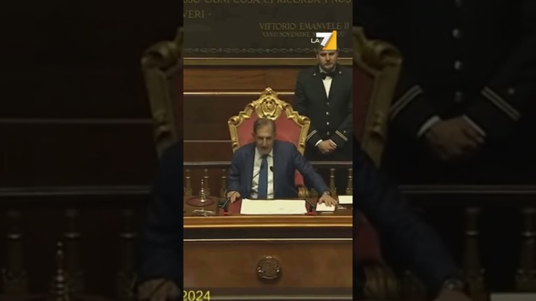 Senato: studente mima pistola verso Giorgia Meloni. Senato: studente mima pistola verso Giorgia Meloni.