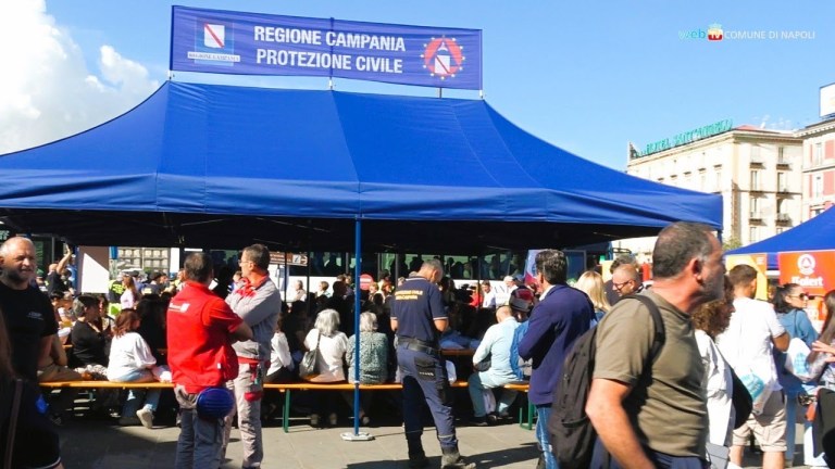 Rischio vulcanico dei Campi Flegrei, i cittadini si preparano Rischio vulcanico dei Campi Flegrei, i cittadini si preparano