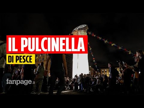Inaugurato a Napoli il Pulcinella di Gaetano Pesce: “Sembra un fallo? Evviva” Inaugurato a Napoli il Pulcinella di Gaetano Pesce: “Sembra un fallo? Evviva”