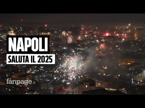 Capodanno 2025 a Napoli, lo spettacolo dei fuochi artificiali visti dall’alto per salutare il 2024 Capodanno 2025 a Napoli, lo spettacolo dei fuochi artificiali visti dall’alto per salutare il 2024