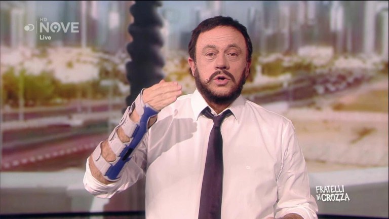 Crozza-Salvini innamorato del Qatar: “Qui tutto italiano, dal marmo all’aria condizionata” Crozza-Salvini innamorato del Qatar: “Qui tutto italiano, dal marmo all’aria condizionata”