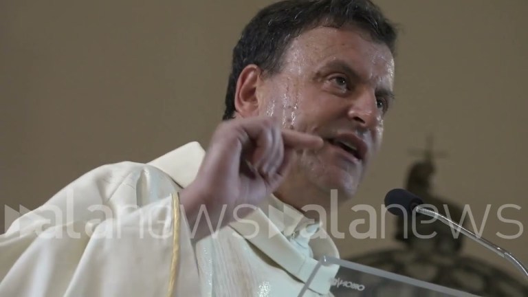 Bimba morta di stenti a Milano: palloncini e uno striscione ai funerali di Diana Bimba morta di stenti a Milano: palloncini e uno striscione ai funerali di Diana