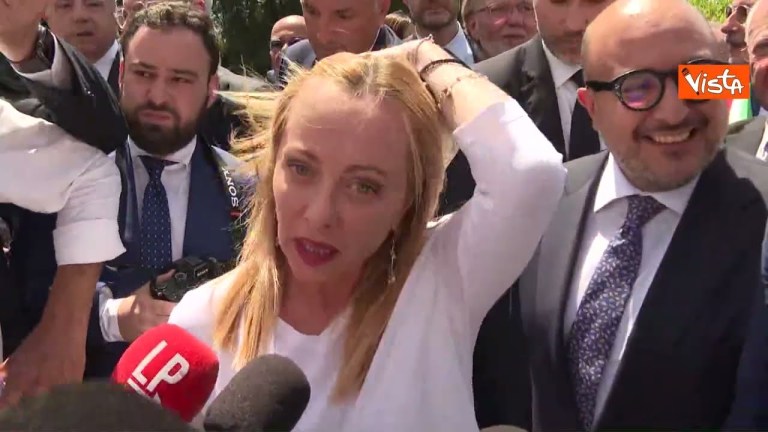 Caos a Pompei tra giornalisti e seguito di Giorgia Meloni, lei: “Se fate un po’ di silenzio, aiuta” Caos a Pompei tra giornalisti e seguito di Giorgia Meloni, lei: “Se fate un po’ di silenzio, aiuta”
