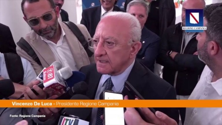 De Luca “Meloni ci ha comunicato la sua nuova e vera identità” De Luca “Meloni ci ha comunicato la sua nuova e vera identità”